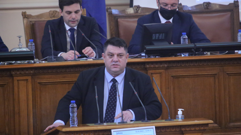 Зафиров: Няма как Петков, коалиционното мнозинство и министър на отбраната да говорят на различен език