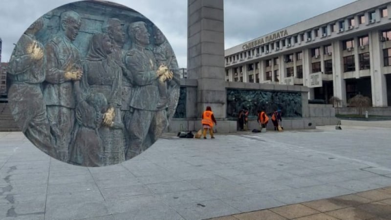 Позлатиха ръцете на руските войници на паметника на Съветската армия в Бургас