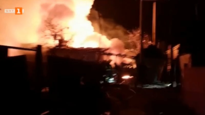 Спасителна операция в украинския град Житомир за издирването на оцелели след въздушна атака