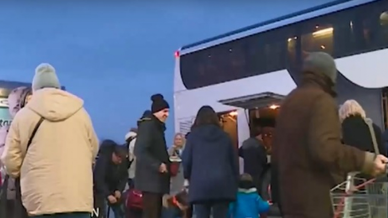 Евакуация: Автобус с бежанци от Киев пристигна в София ВИДЕО