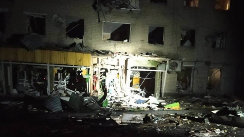 Тежък обстрел: Въздушен удар разруши сграда край Харков, има убити деца СНИМКА
