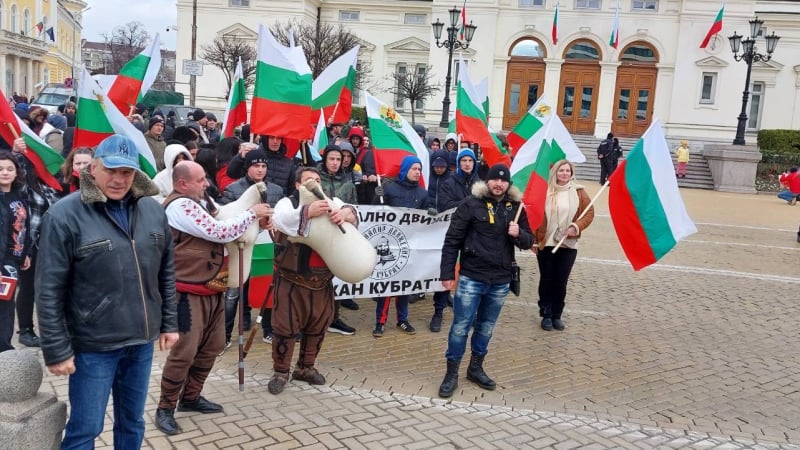 Веселин Костов, лидер на национално движение "Хан Кубрат", поведе родолюбците, поднасяйки почитта на 3 март