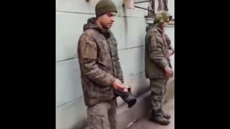Украински бойци плениха руски окупатори и... ВИДЕО