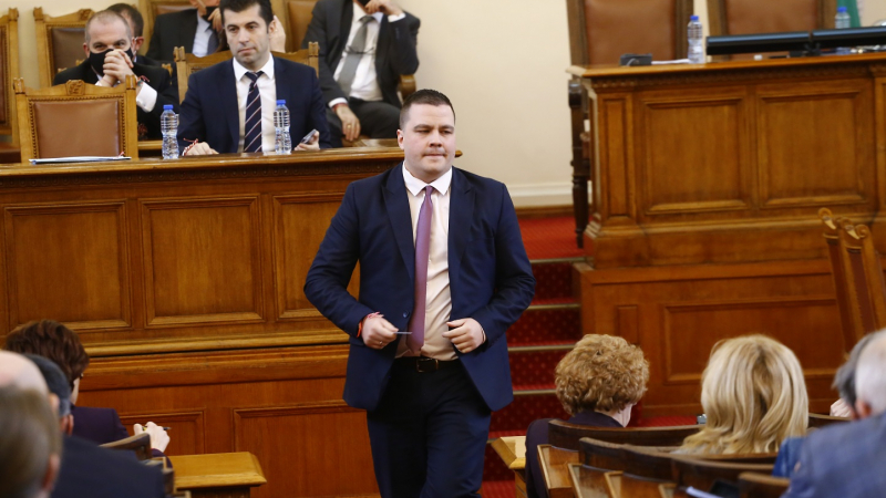 Странни неща се случват в парламента! Депутат от ИТН с нов залп срещу кабинета "Петков"