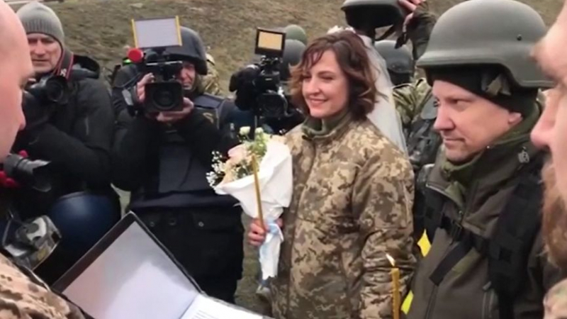 Виталий Кличко отиде на сватба на блокпост в Киев ВИДЕО