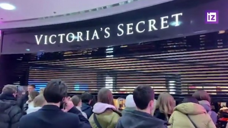 Рускините в истерия: Извиха се дълги опашки пред магазините на Victoria's Secret ВИДЕО