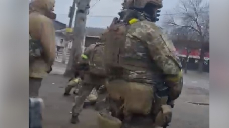  Снаряд на руската армия избухна до група украински бойци и стана страшно ВИДЕО