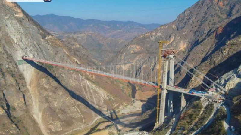 Рекордно дълъг магистрален висящ мост откриха в Китай