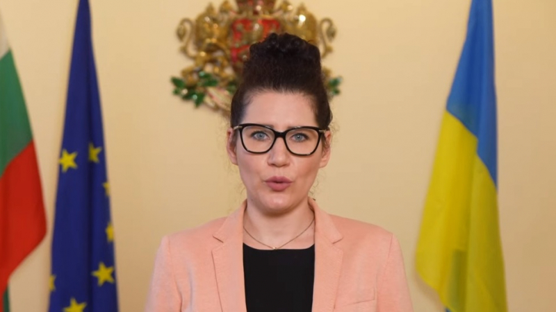 Депутатка от "Възраждане" показа "Калинката с бебешко розово костюмче" и попита: Да не сме станали колония на Украйна?