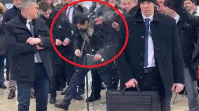 Министър Събев пак жегна Радев заради снега и НСО