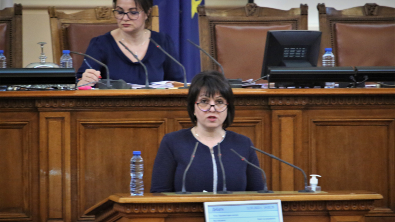 Депутатът от БСП Веска Ненчева пита образователния министър за атестирането на учители
