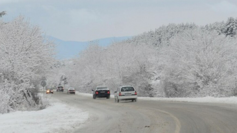 Снежен ад на много места в страната, шофьорите много да внимават