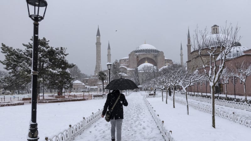Бой със снежни топки в Истанбул завърши със седем простреляни 