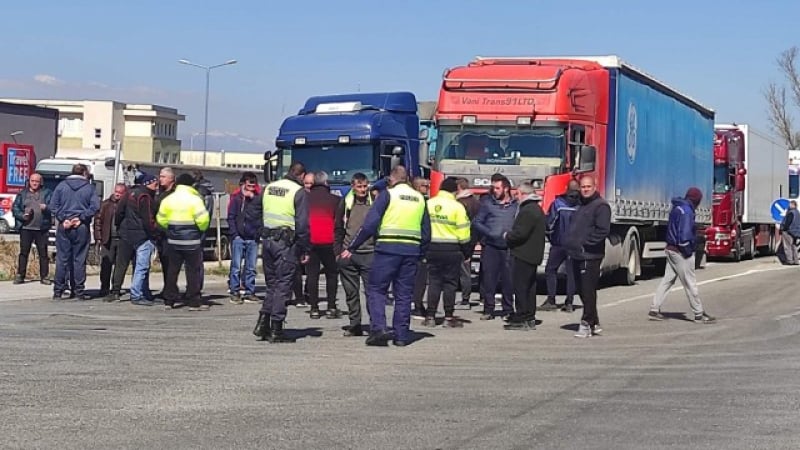 Протест: Камиони с жито блокираха "Кулата" ВИДЕО