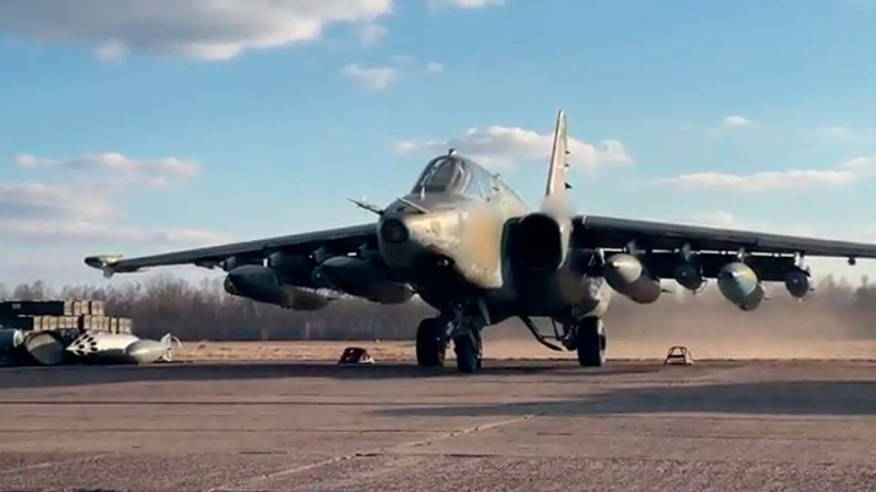 Зрелищно ВИДЕО: Щурмови самолети Су-25 унищожиха склад с боеприпаси на украинските ВВС