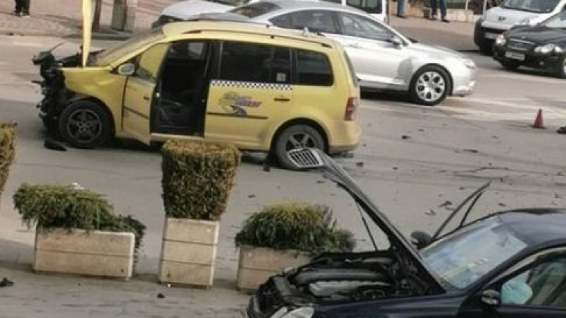 Зрелищно меле на пъпа на Търново, линейка хвърли към болницата ВИДЕО 