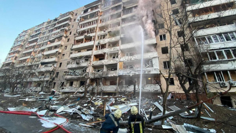 Снаряди се сипят над Киев, поразена е метростанция, гори жилищен блок ВИДЕО