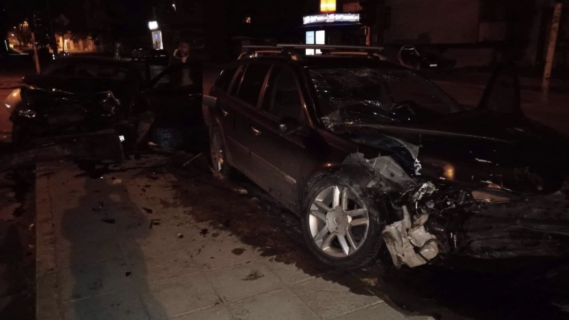 Класика: Тежка катастрофа между БМВ с неопитен млад шофьор и Мерцедес в Пловдив ВИДЕО