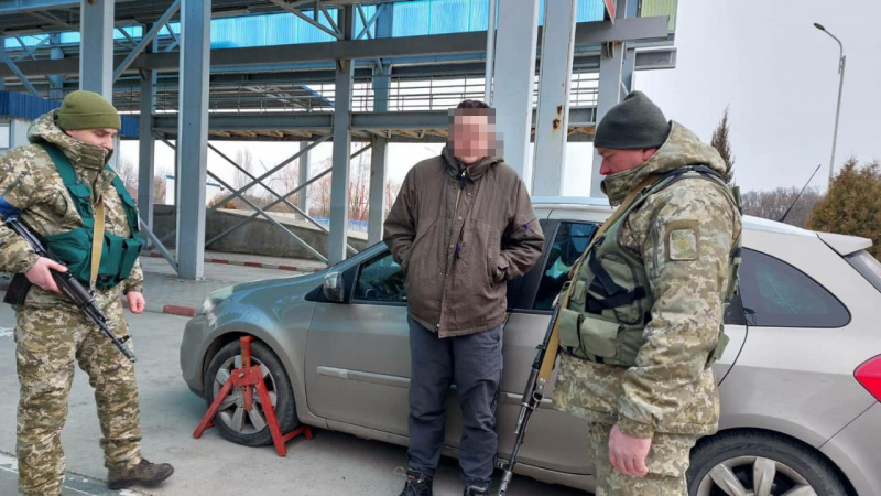 Украински граничари надникнаха в бебешка кутия и онемяха ВИДЕО