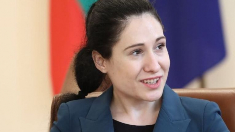 Зам.-министърката на отбраната, която хвърли оставката си на Петков, го смълча с 2 въпроса