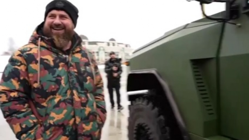 Кадиров изпробва трофеен брониран джип на украински генерал, с който ще влезе в Киев ВИДЕО