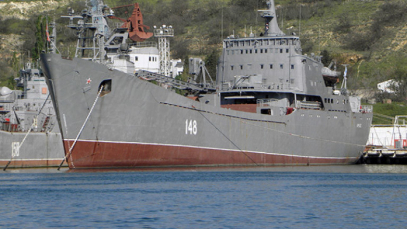 Опасно близо! Руски десантски кораб е в Мариупол