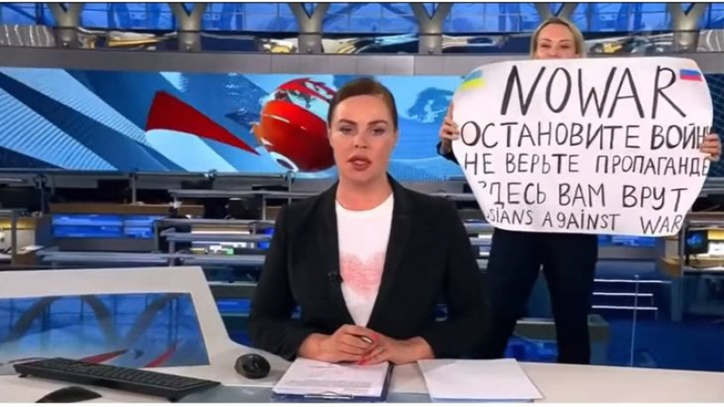 Шокираща версия: Руската журналистка Марина Овсянникова била британска шпионка