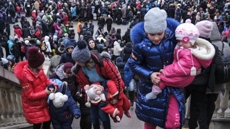 Почва се: Местят украинските бежанци из страната, ето как