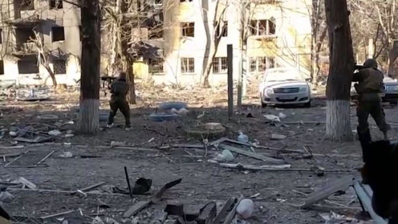Бойците на Кадиров в акция в Мариупол под куршуми и снаряди ВИДЕО