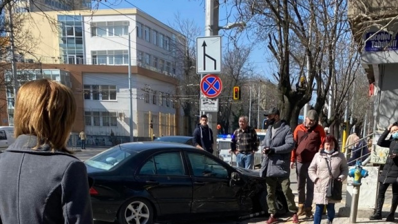 Катастрофа с две коли и тролей на столичния бул. "Дондуков" СНИМКИ