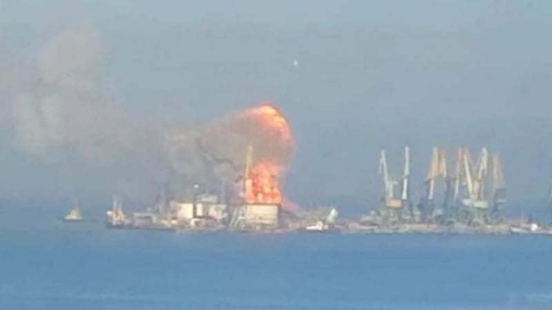 Адът слезе в Бердянск: Украински диверсанти взривиха голям руски кораб с много десантчици и танкове ВИДЕО