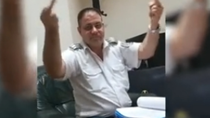 Страшен скандал: Началник в ГКПП Лесово размахва гордо средни пръсти от бюрото си ВИДЕО 18+