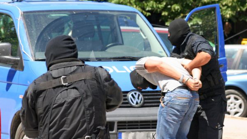 Акция в Бургас: Спецченгета задържаха мъж с над 1 милион лева в брой