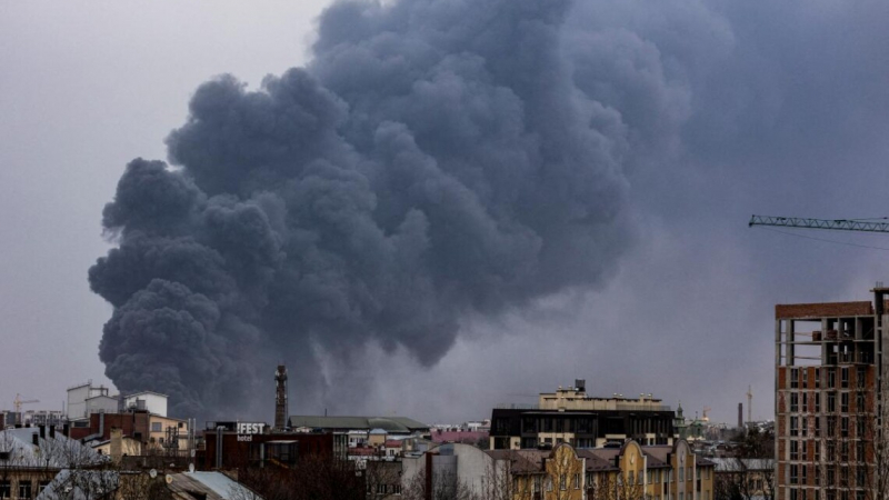 Ракетни удари разтърсиха западната столица на Украйна, небето над Лвов почерня ВИДЕО