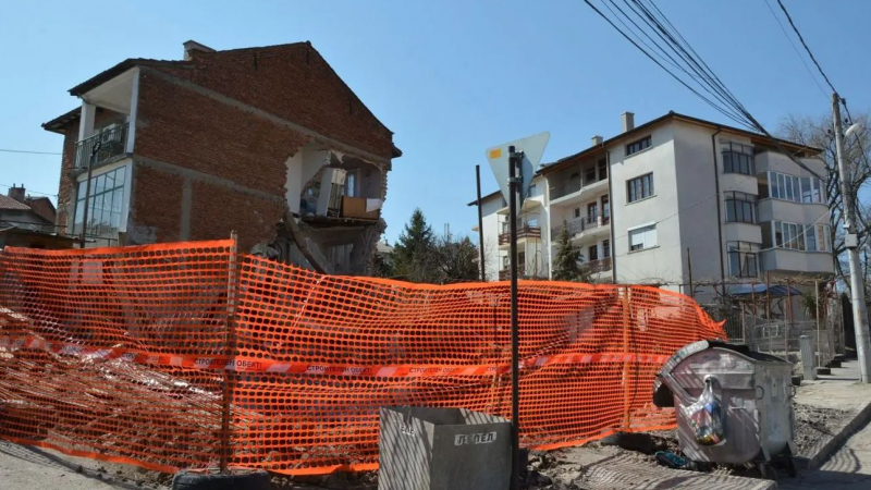 Пишман строители направиха голяма беля с къща в Хасково, собствениците оцеляха по чудо СНИМКИ