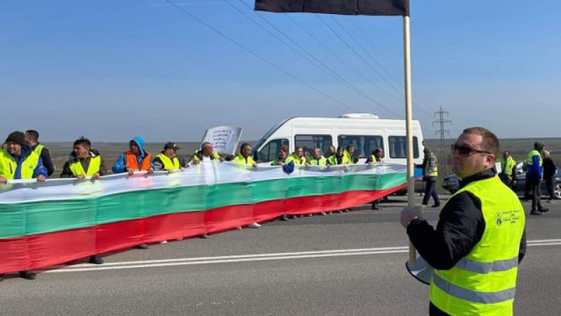 Служители на Автомагистрали - Черно море блокираха АМ „Хемус“