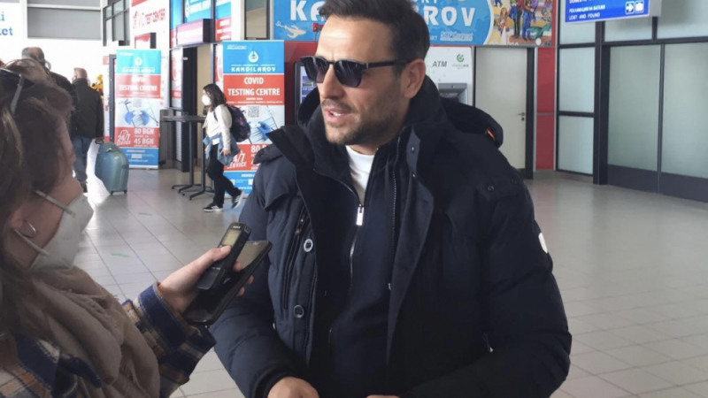Гръцката супер звезда Никос Вертис пристигна в България тази сутрин СНИМКИ