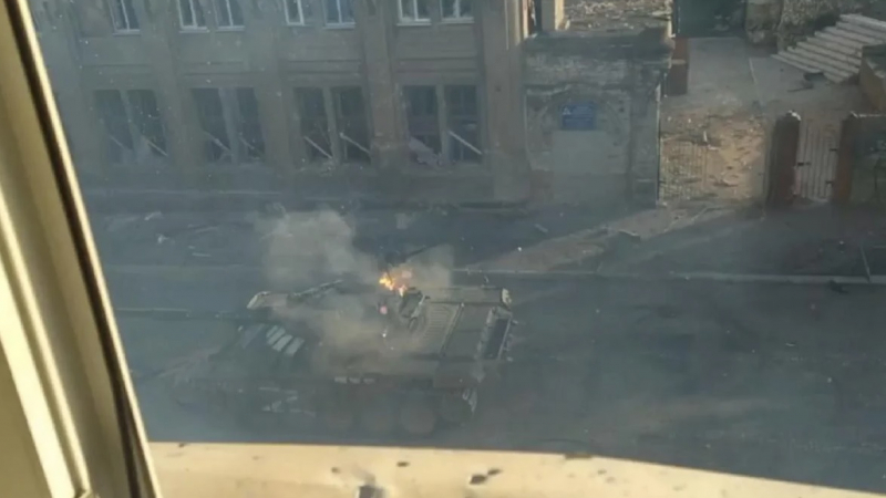 Модерна ракета NLAW на НАТО удари вехт руски танк Т-72 в Мариупол, той не я усети ВИДЕО
