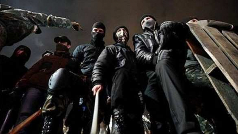 Банда киевски мародери с "Калашници" разоръжиха полицаи и стана страшно! СНИМКИ