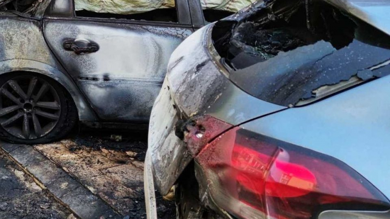 Огнена стихия обхвана автомобили във Варна СНИМКИ