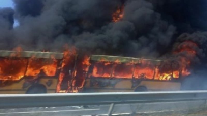 Зрелище! Автобус изгоря напълно на Подбалканския път СНИМКИ