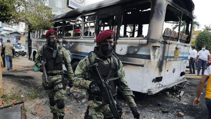 Шри Ланка с кървави протести и в извънредно положение