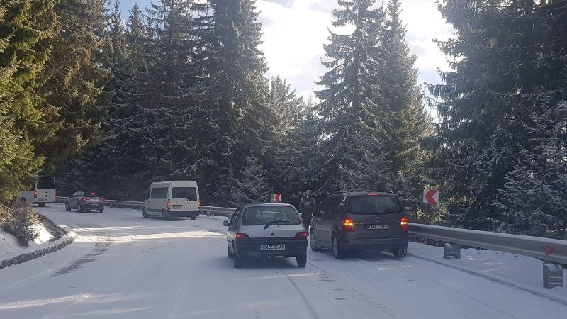 Пълен шок! Десетки коли закъсаха в снега у нас, ето къде СНИМКА