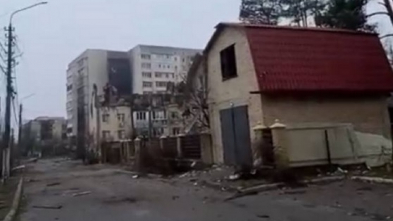 СНИМКИ на украински доброволец показват какво е останало от Буча след атаките