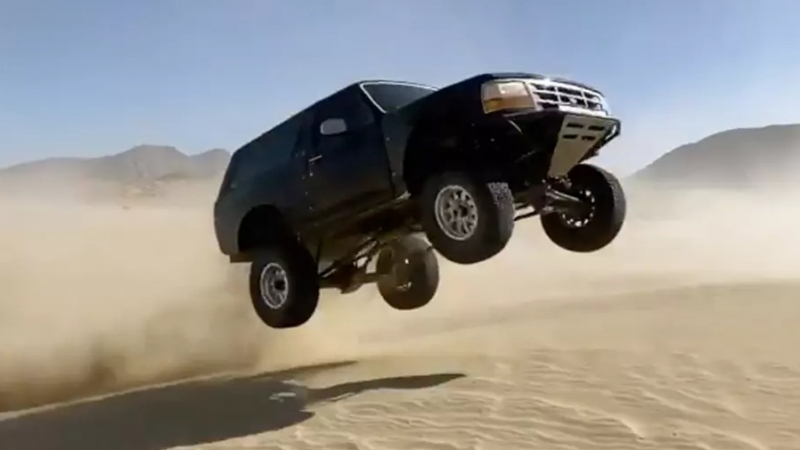ВИДЕО: Брутален скок от 33 метра на модифициран Ford Bronco в пустинята