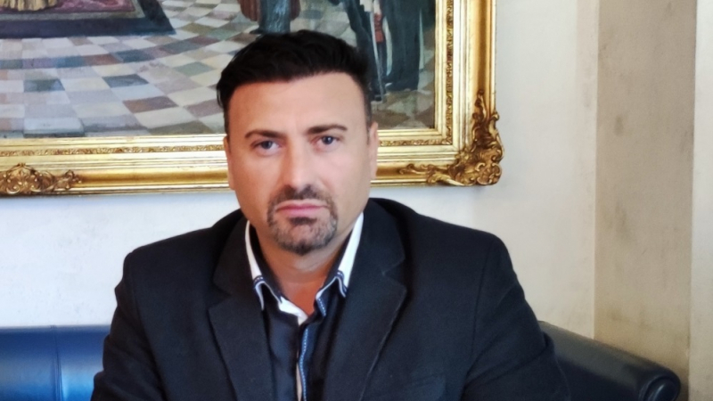 Политик и кандидат за президент лъсна на скандално ВИДЕО със сръбска звезда 