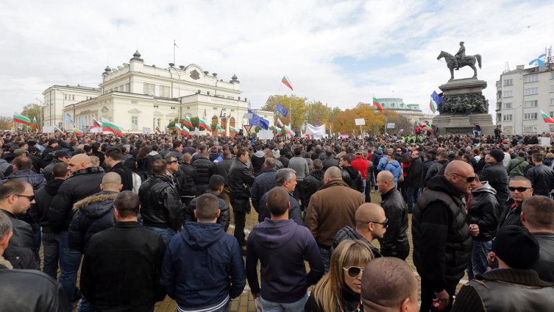Кой прецака феновете на Украйна и запази площада пред парламента за месец напред