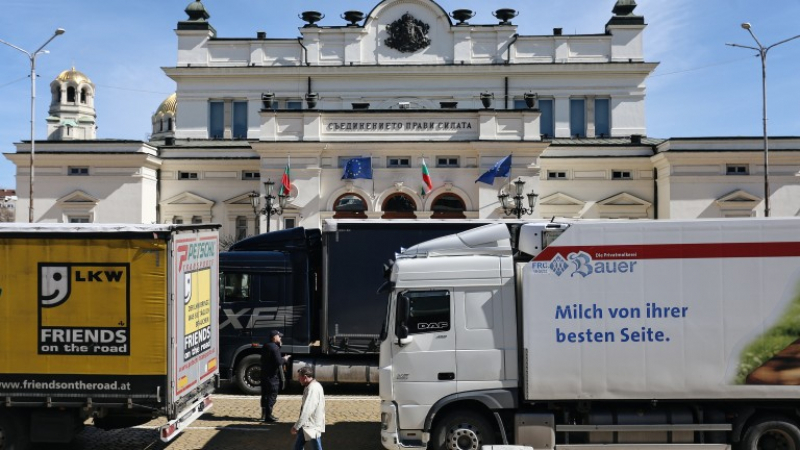 Депутат от ПП се кара с превозвачи в кафето на парламента