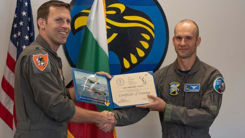 US самолетите ги няма, но България вече има дипломиран пилот на F-16 СНИМКИ 
