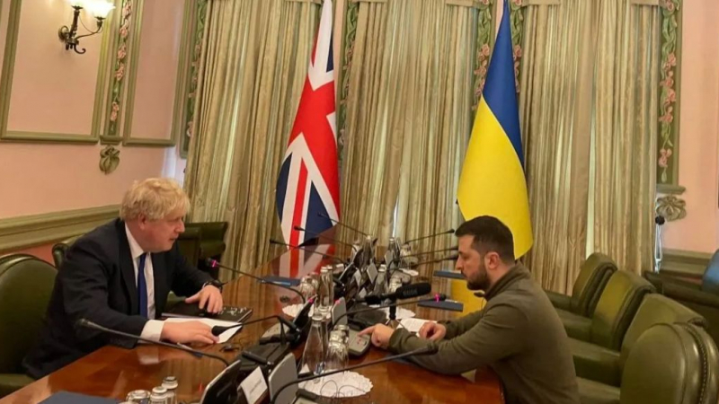 Борис Джонсън посети Зеленски в Киев, обеща му "всякакви" оръжия СНИМКА